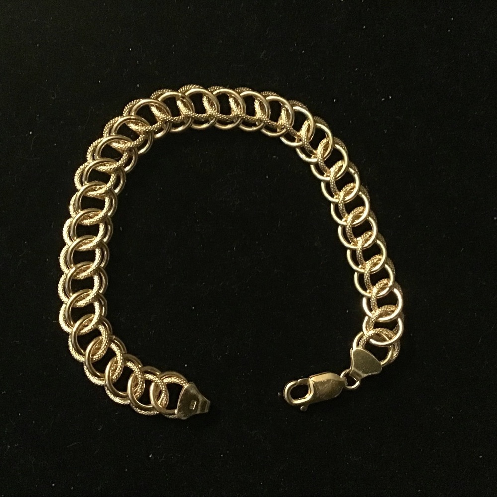 Elegant Gold Chain Bracelet